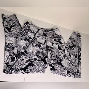 Stretchy Activewear 💪 Leggings | size: Medium | color: Black and White